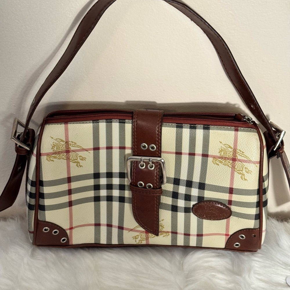 Burberry’s shoulder bag with Leather. Adjustable strap- one rivet off 👀 pic GUC